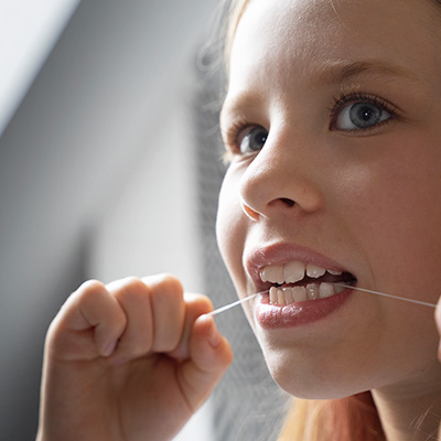 Que choisir entre le fil dentaire et les brossettes ?